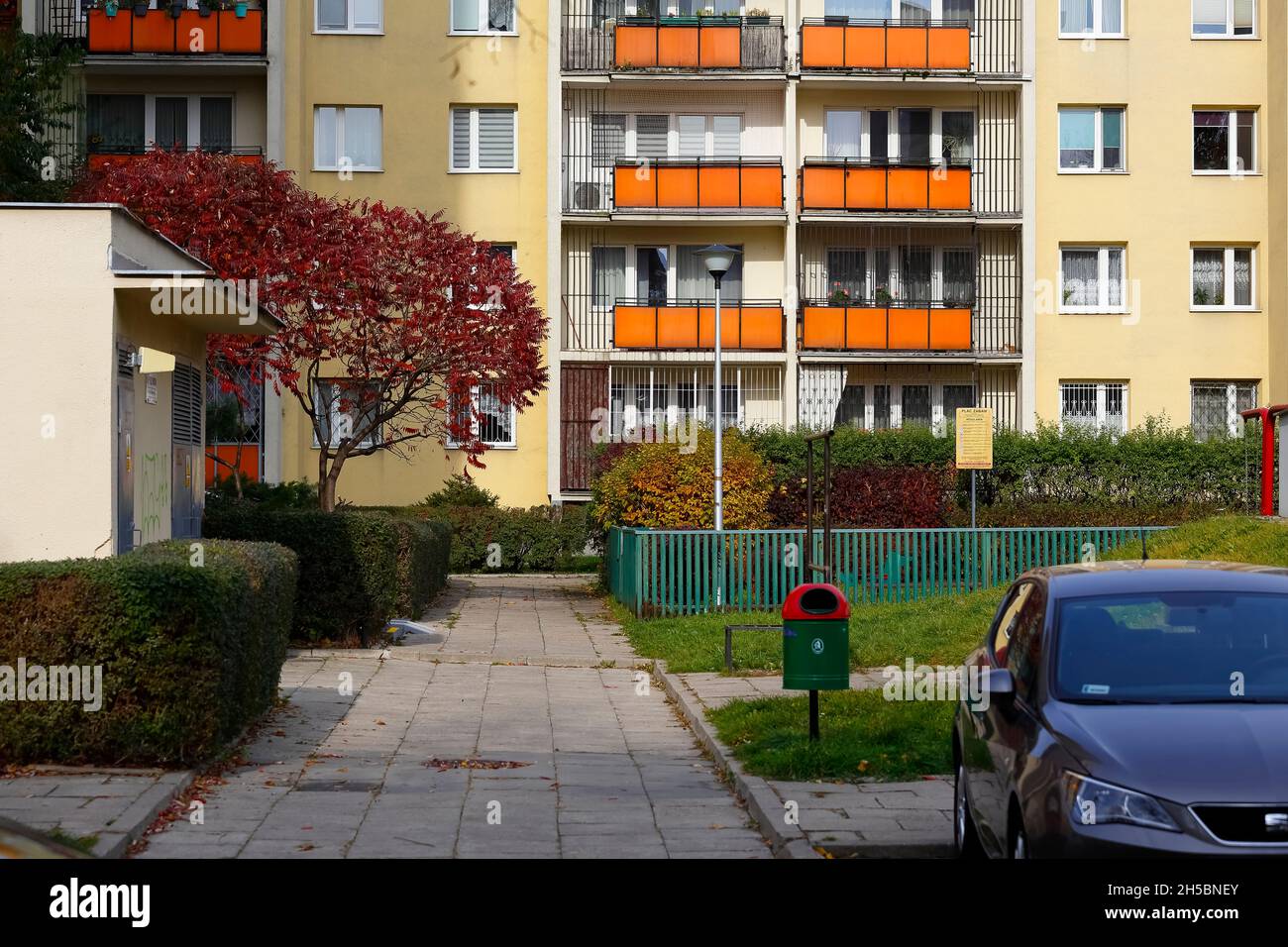 Warschau, Polen - 20. Oktober 2021: Fragment der Fassade eines Mehrfamilienhauses mit Balkonen. Das Gebäude, in dem viele Familien leben, ist sichtbar Stockfoto