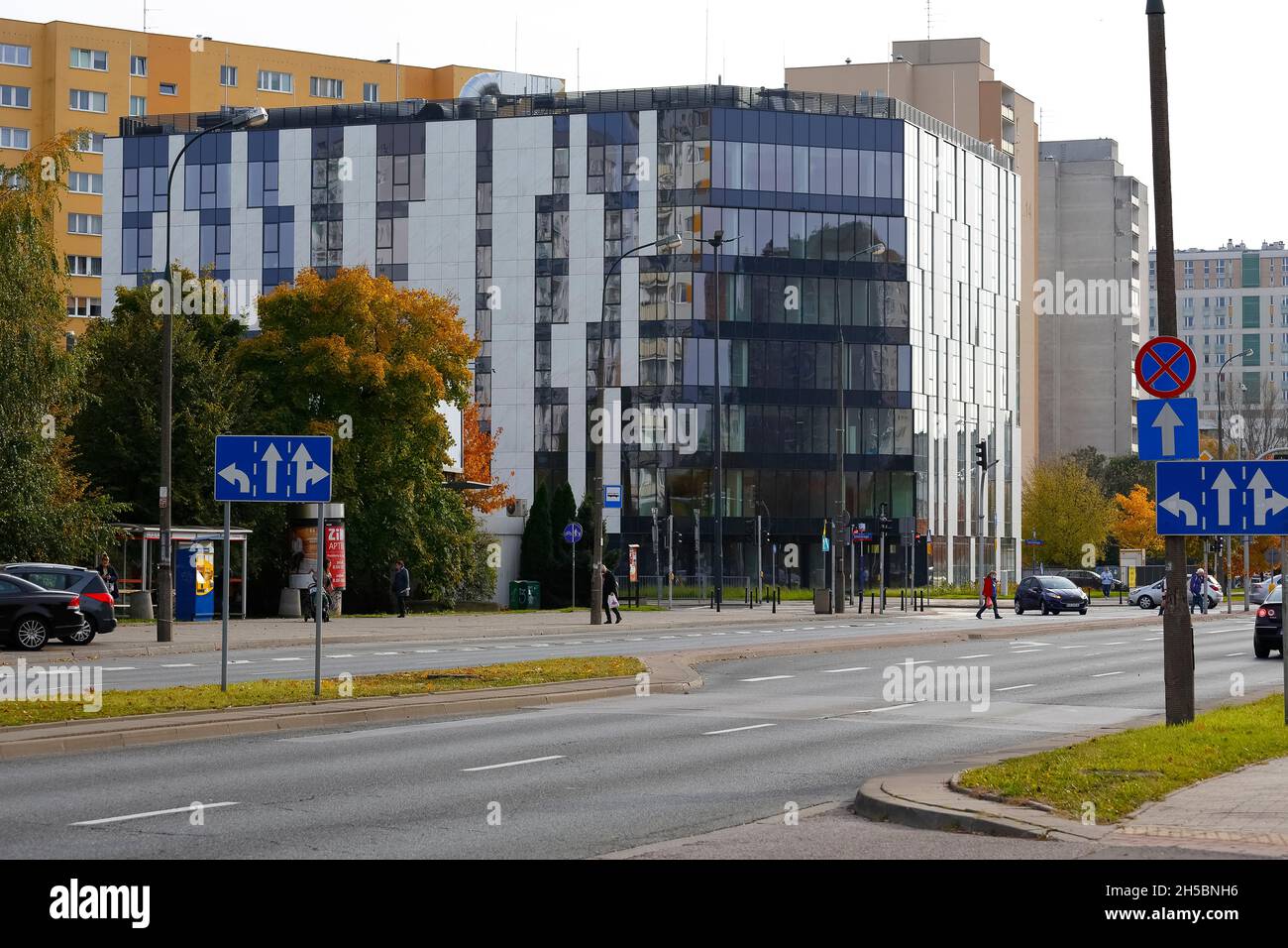 Warschau, Polen - 20. Oktober 2021: Das moderne Gebäude befindet sich auf der anderen Seite der Kreuzung der breiten Straßen im Anwesen namens Goclaw. Es gibt eher n Stockfoto
