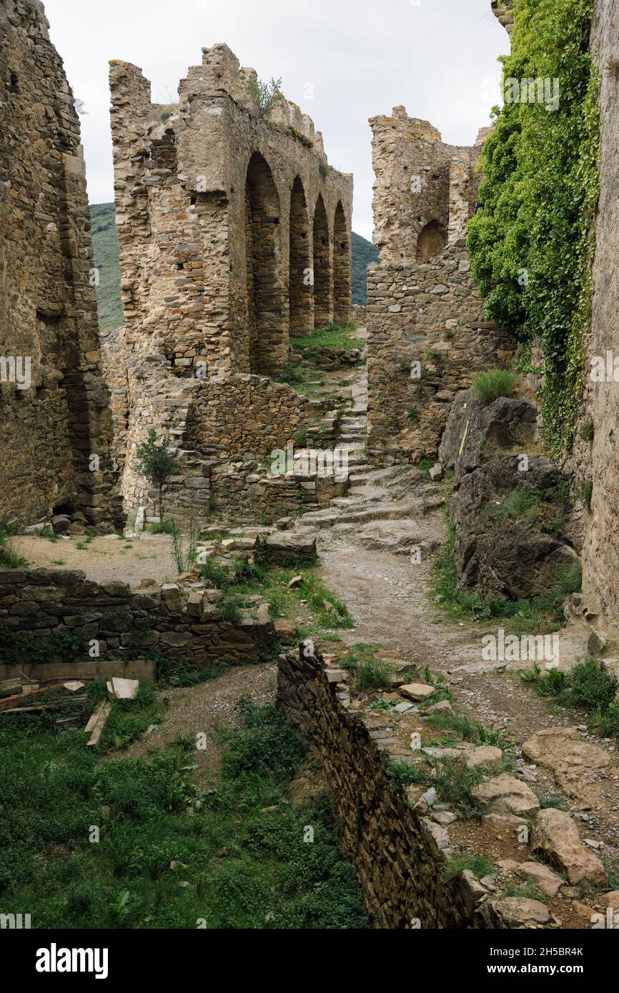 Ruinen der mittelalterlichen französischen Katharerburg Lastours, Aude, Frankreich Stockfoto