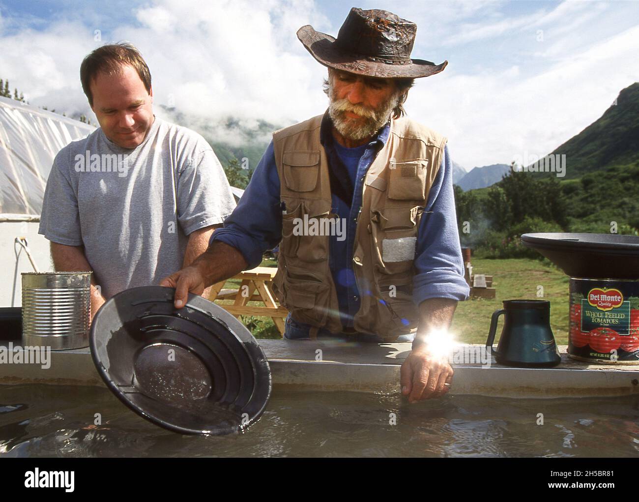 Gold Panning in der Nähe der Motherload Lodge Alaska, besucht auf einer Jeep Wrangler Road Trip in Alaska 1998 Stockfoto
