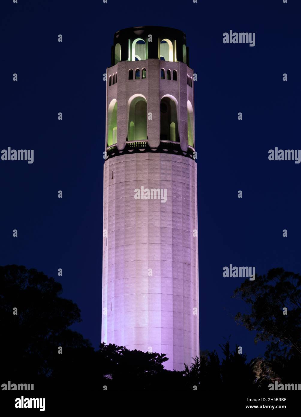 Der Coit Tower wurde während der Blauen Stunde in Pink beleuchtet. Telegraph Hill, San Francisco, Kalifornien, USA. Stockfoto