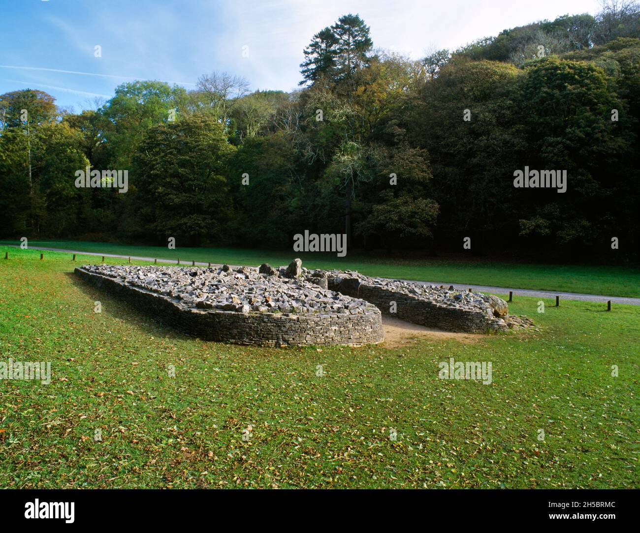 Blick nordöstlich des tiefen Vorplatzes, des Eingangs, des zentralen Durchgangs und der Grabkammern des Parc le Breos Neolithische Kammer, Cwm, Gower, Wales, Großbritannien. Stockfoto