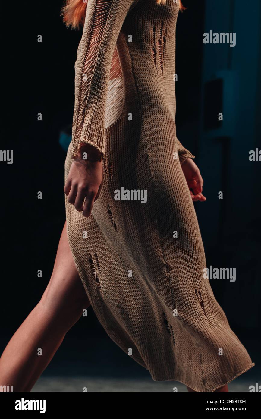 Model n Designer stilvolle beige langes Kleid zu Fuß auf dem Laufsteg einer Modenschau Stockfoto
