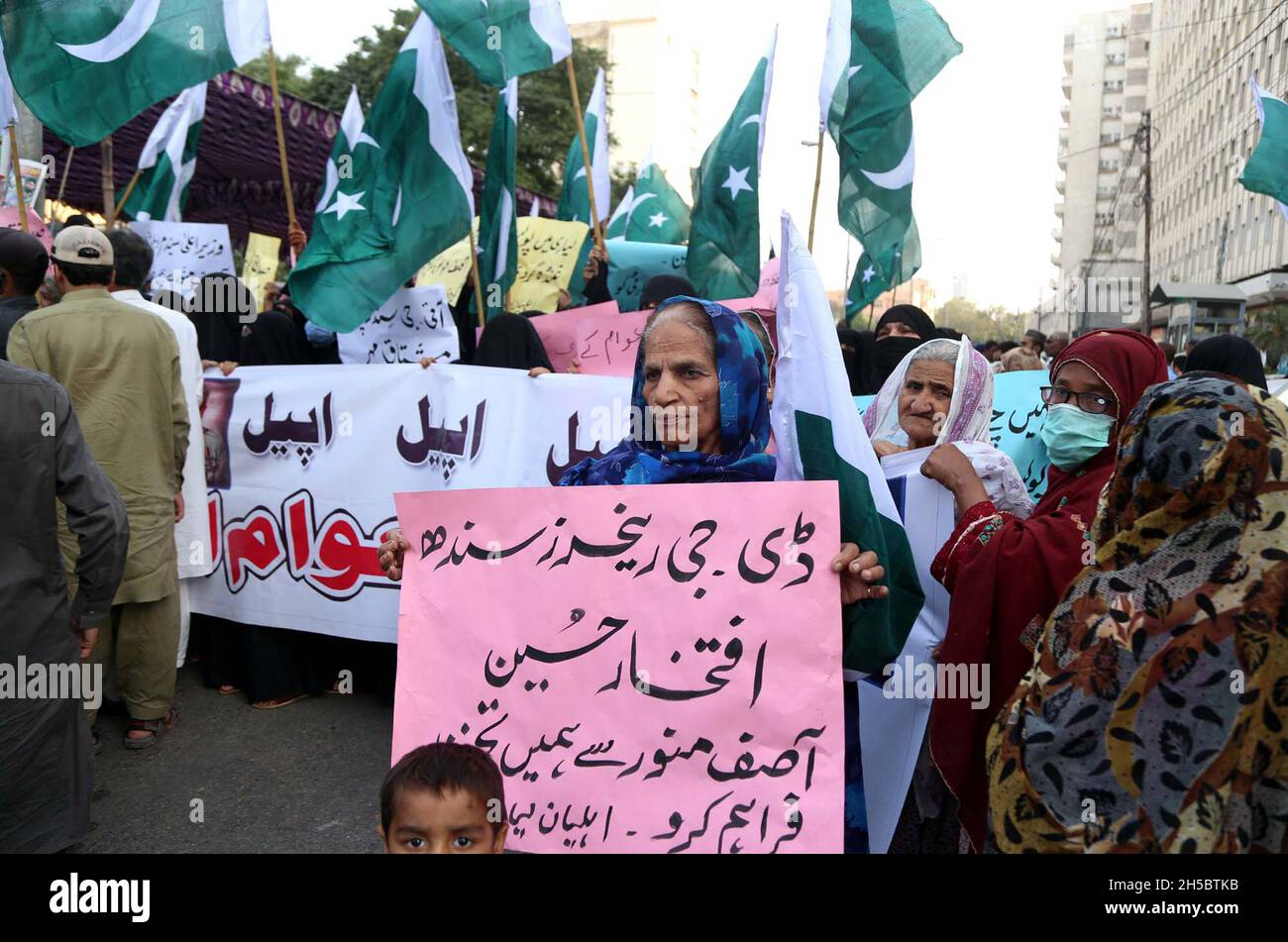 Bewohner von Lyari veranstalten am Montag, den 08. November 2021, im Presseclub Karachi eine Protestdemonstration gegen die Drogenversorgung in ihrer Region. Stockfoto