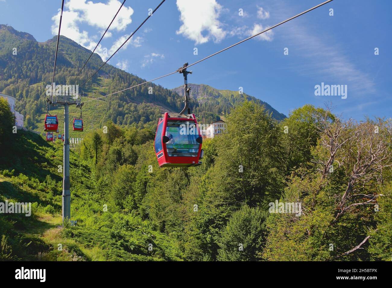 Esto-Sadok, Sotschi, Russland - 04. Sep 2021: Seilbahn in Krasnaya Polyana Resort Stockfoto