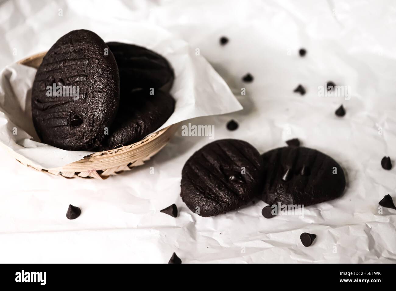 Weiche dunkle Schokolade Brownie Cookies auf weiß isoliert.Chocolate Chip Cookies auf weißem Hintergrund mit Clipping Pfad isoliert. Stockfoto