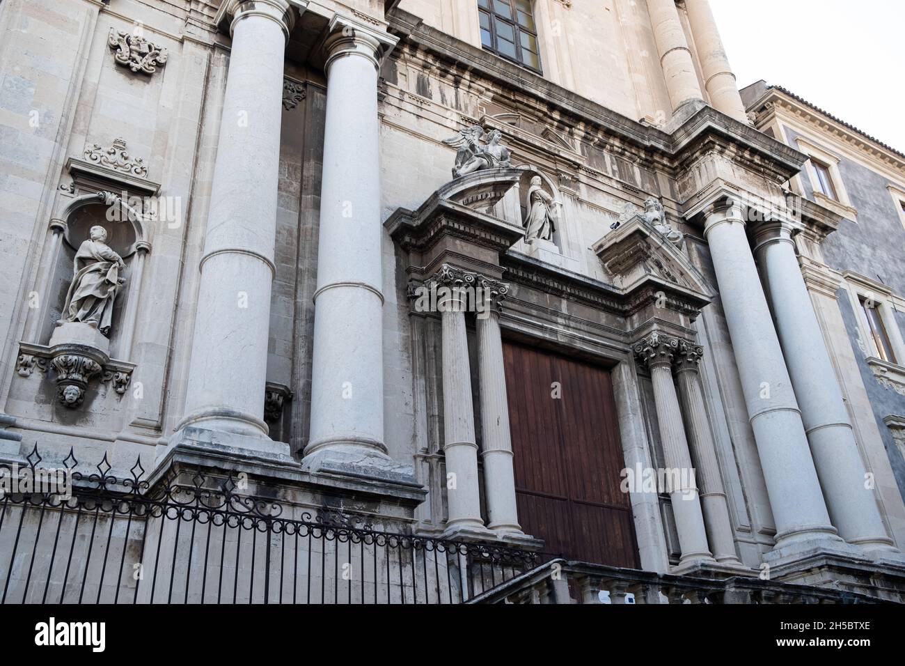 Sizilien, Catania - 20. Juli 2021: Via dei Crociferi, Kirche San Benedetto Stockfoto