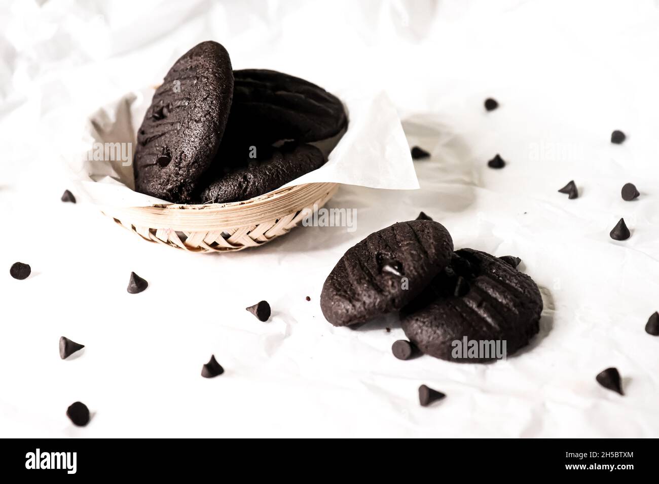 Weiche dunkle Schokolade Brownie Cookies auf weiß isoliert.Chocolate Chip Cookies auf weißem Hintergrund mit Clipping Pfad isoliert. Stockfoto