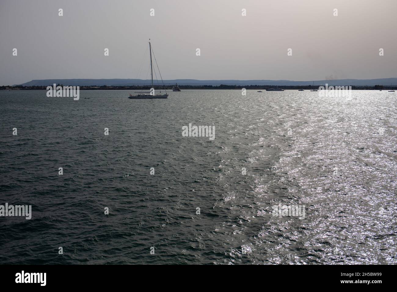 Sizilien, Siracusa, Ortigia- 20. Juli 2021: Segelboot auf dem Wasser Stockfoto
