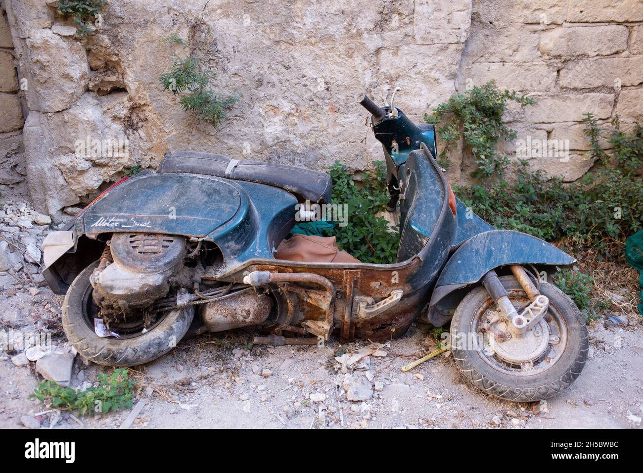 Sizilien, Ortigia - 20. Juli 2021: Altes, rostig, zerstörtes Motorwrack Stockfoto
