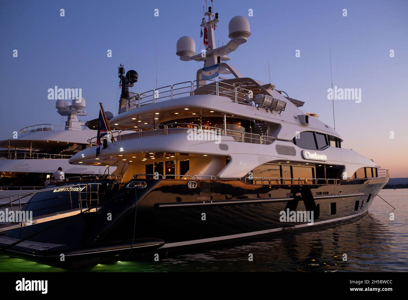 Sizilien, Siracusa, Ortigia - 20. Juli 2021: Luxus-Motorboote und Yachten in der Marina von Siracusa, Sizilien Stockfoto