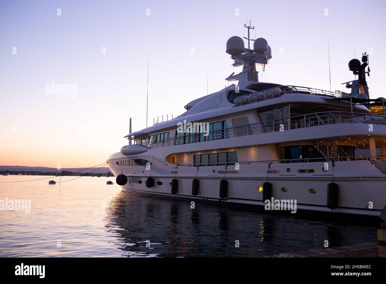 Sizilien, Siracusa, Ortigia - 20. Juli 2021: Luxus-Motorboote und Yachten in der Marina von Siracusa, Sizilien Stockfoto