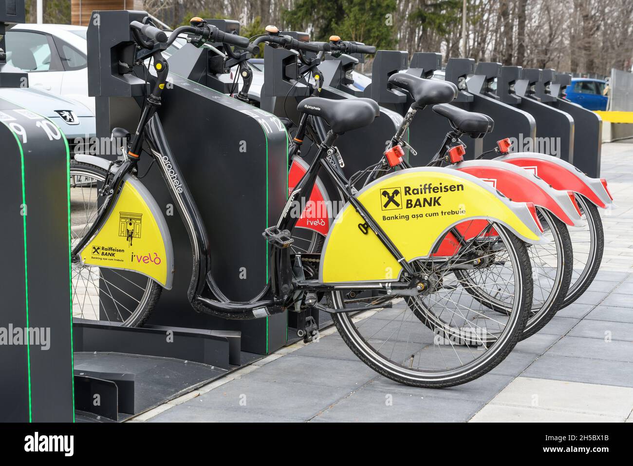 Bukarest, Rumänien, 16. März 2019: Öffentliche Fahrräder von iVelo und der Raiffeisen Bank in einer Dockingstation, die für citi gemietet werden können Stockfoto