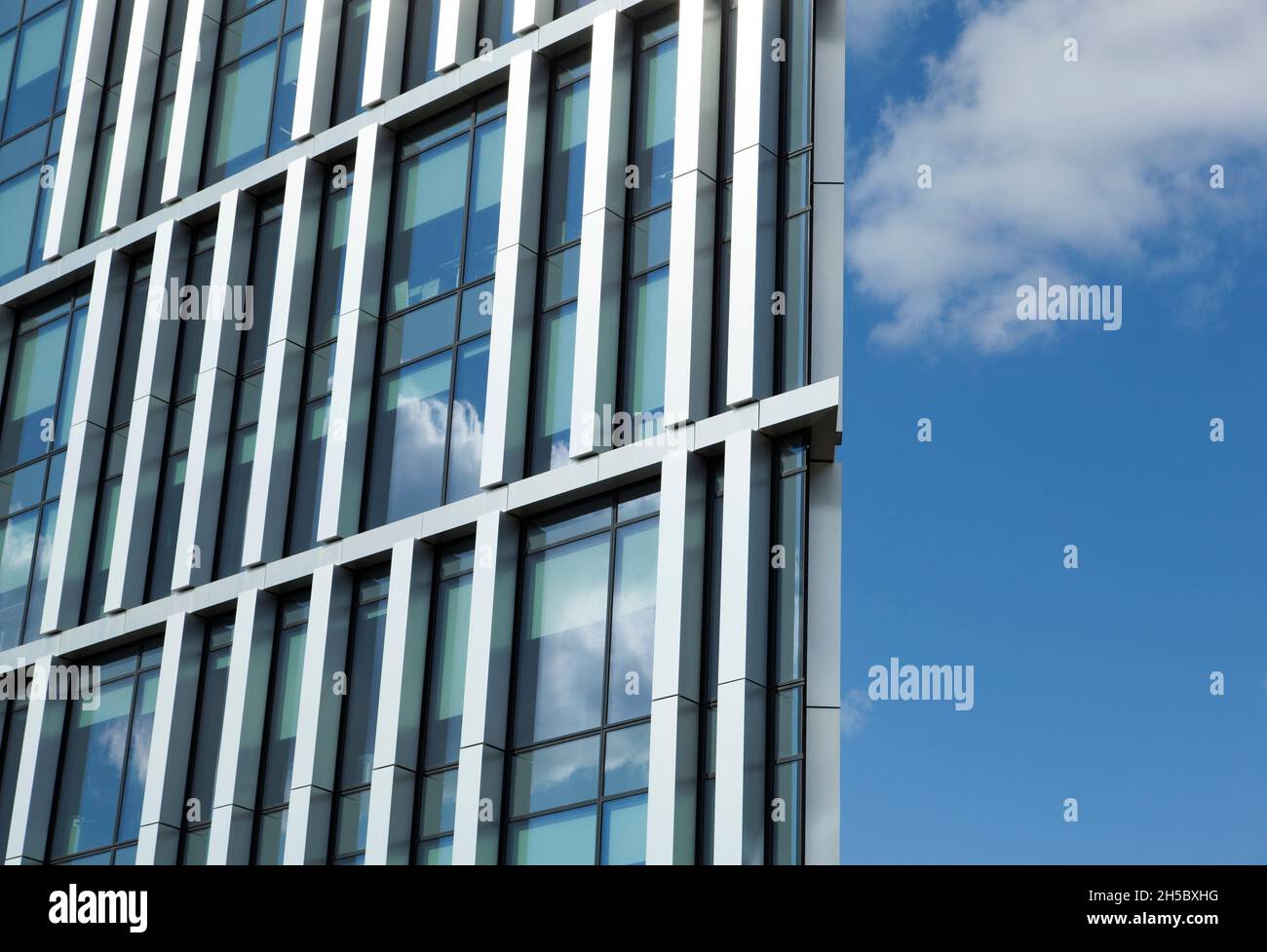 Der abstrakte Blick auf ein modernes Gebäude, das zweidimensionale Illusionen und einen blauen Himmel im Hintergrund erzeugt (Kaunas, Litauen). Stockfoto