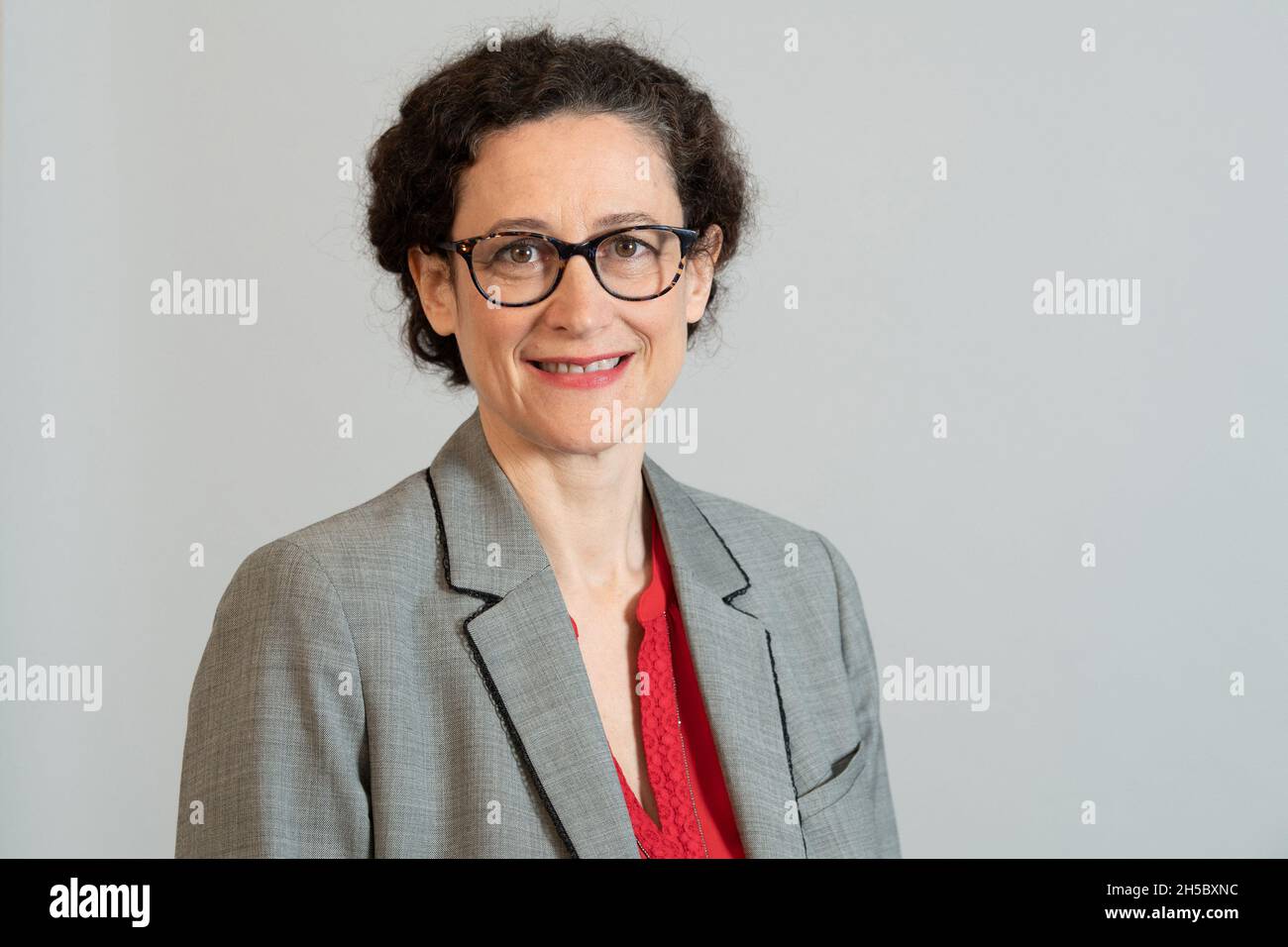 Emmanuelle Wargon, französische Ministerin für Wohnungswesen, stellt sich während einer Sitzung am 27. April 2021 in Paris, Frankreich, vor. Stockfoto