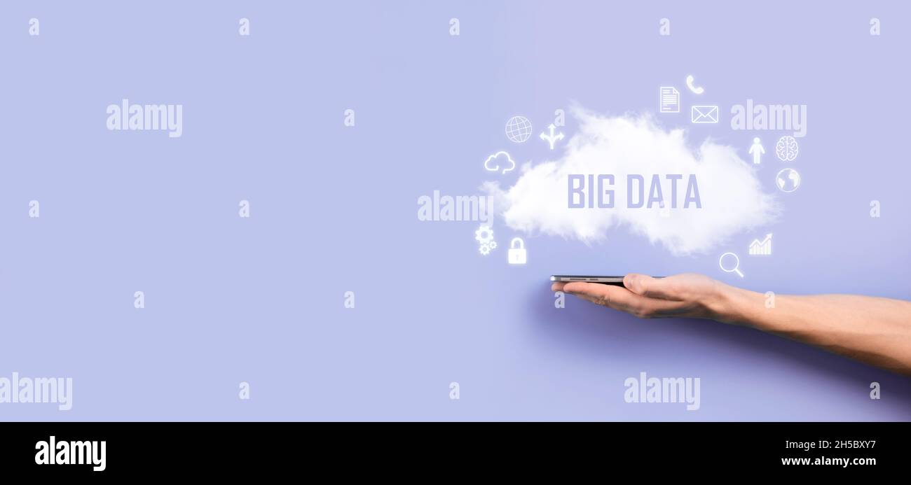 Geschäftsmann hält die Inschrift , Wort BIG DATA . Vorhängeschloss, Gehirn, Mann, Planet, Graph, Lupe, Zahnräder, Symbol für Cloud, Grid, Dokument, Brief, Telefon Stockfoto