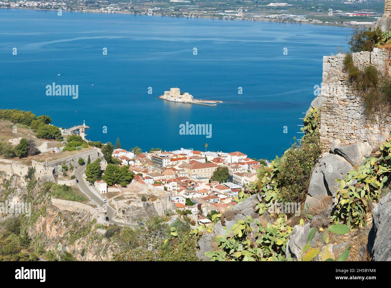 Blick vom Schloss Palamidi über die Stadt Nafplio unten und das Schloss Bourtzi in der Bucht dahinter Stockfoto