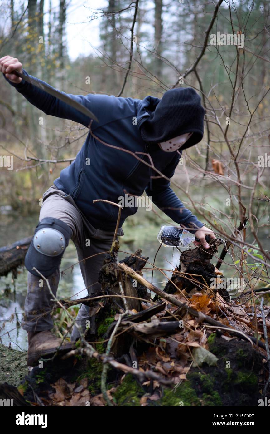 Serienkiller Jason Voorhees in Eishockey-Maske und Machete bleiben im Sumpf  im Herbstwald. Freitag 13 Uhr Cosplay Kostüm Stockfotografie - Alamy