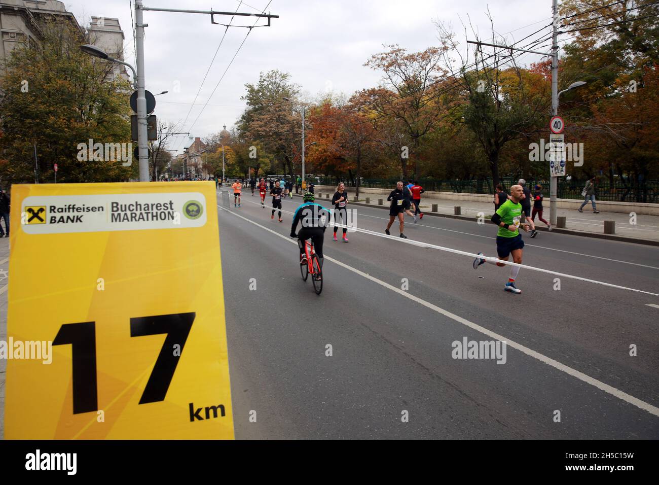BUKAREST, RUMÄNIEN - 31. Oktober 2021: Athleten treten beim Bukarest-Marathon an. Stockfoto
