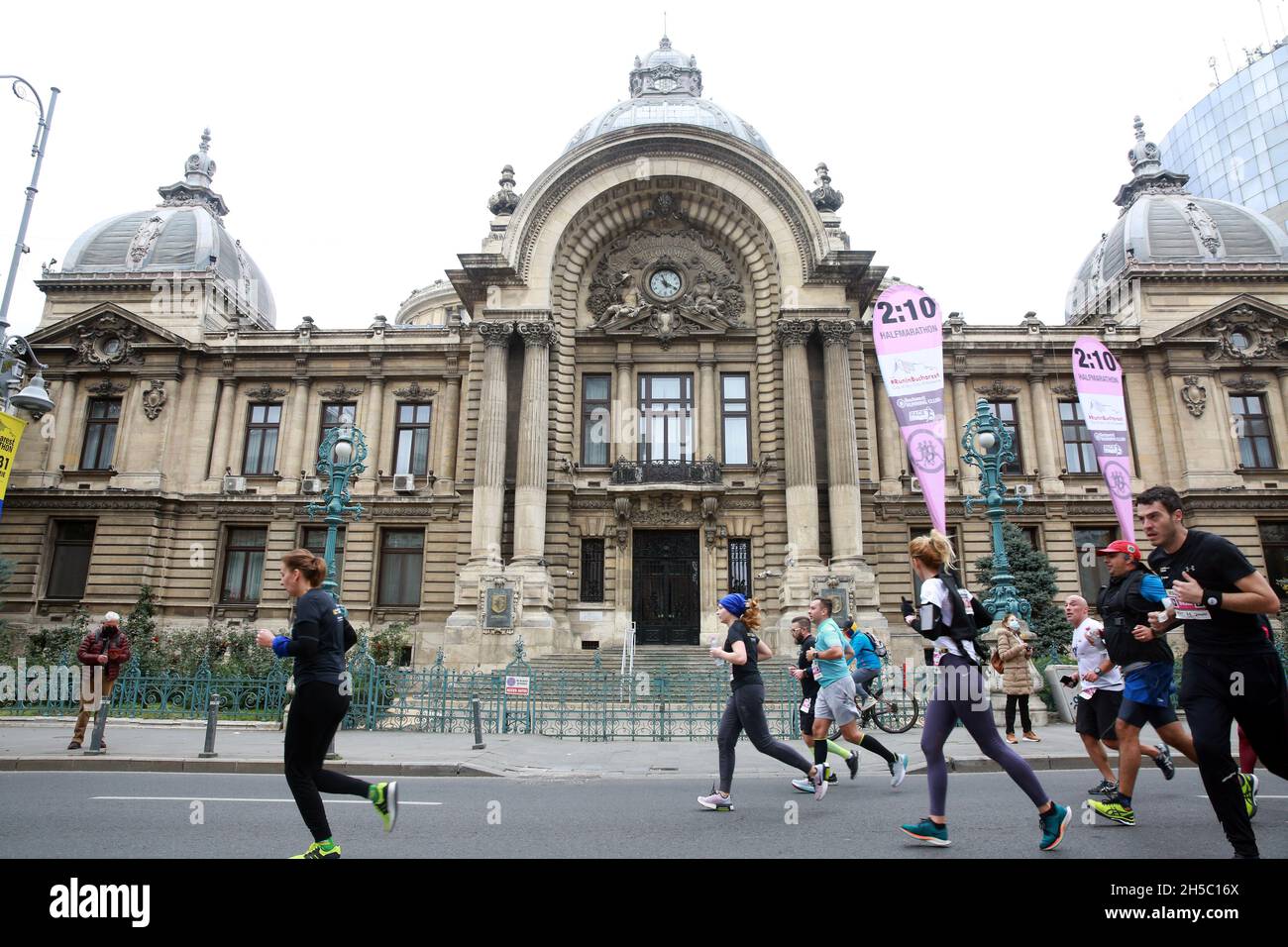 BUKAREST, RUMÄNIEN - 31. Oktober 2021: Athleten treten beim Bukarest-Marathon an. Stockfoto
