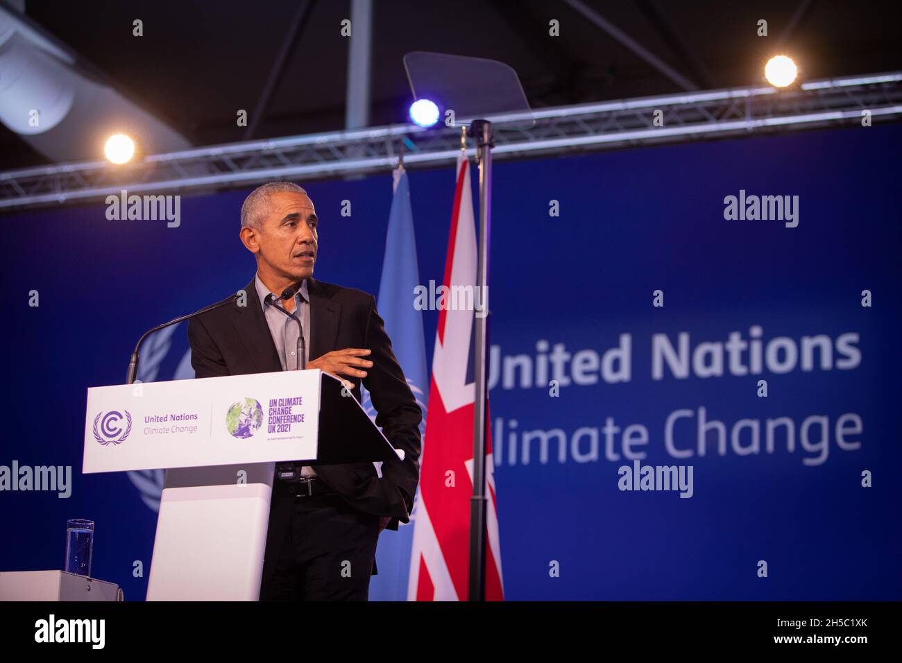 Glasgow, Schottland, Großbritannien. Barack Obama, ehemaliger Präsident der Vereinigten Staaten von Amerika, spricht auf der 26. UN-Klimakonferenz, bekannt als COP26, in Glasgow, Schottland, Großbritannien, Am 8. November 2021. Foto:Jeremy Sutton-Hibbert/Alamy Live News. Stockfoto