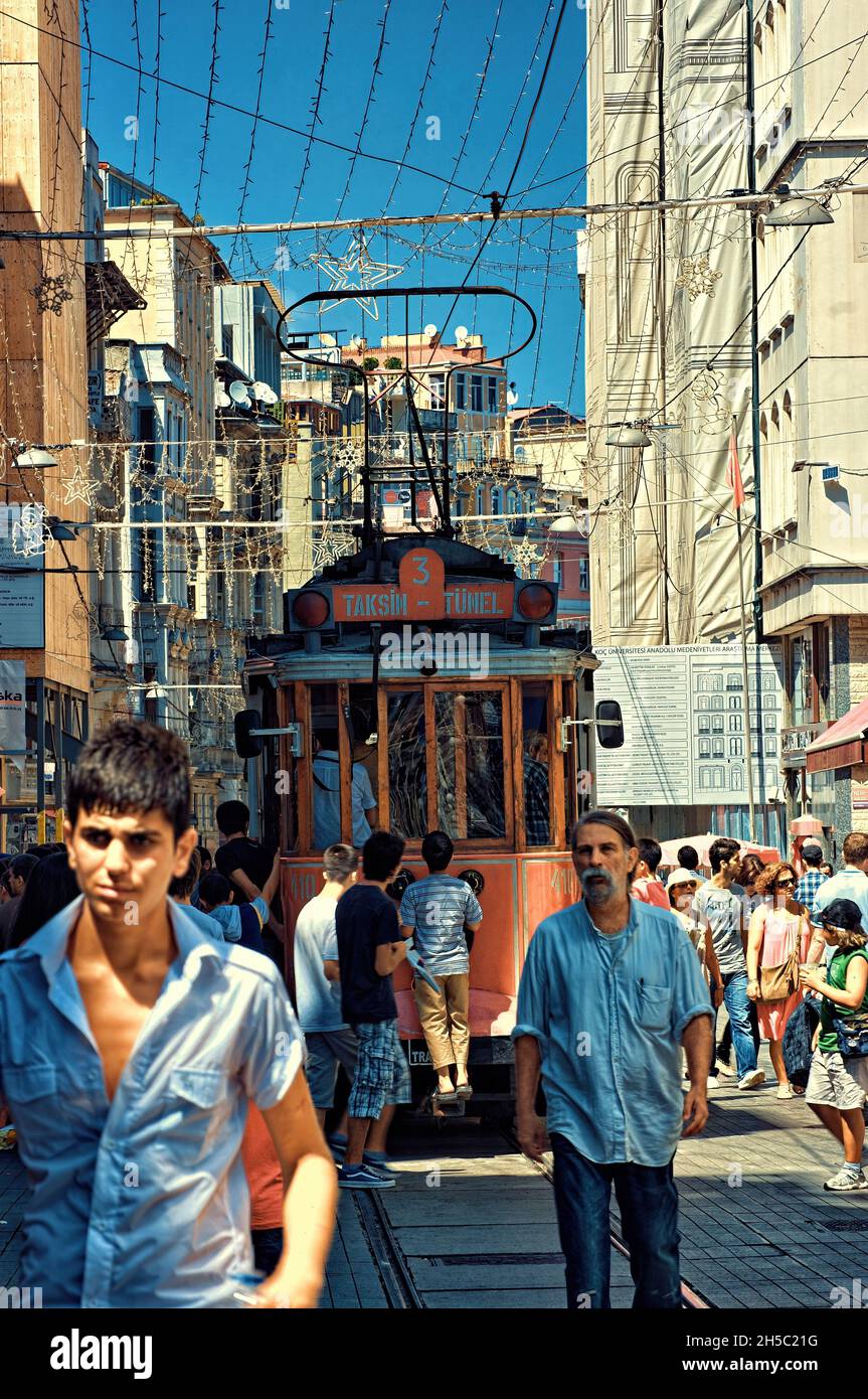 Straßenszene in Istanbul historische rote Straßenbahn in 'Istiklal Caddesi' Menschen überfüllt, Türkei Stockfoto