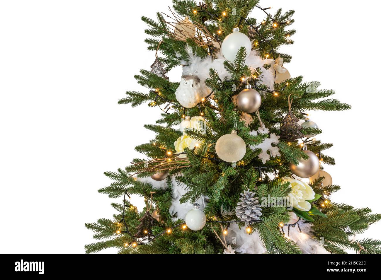 Stilvoll dekorierter Weihnachtsbaum isoliert auf Weiß. Stockfoto