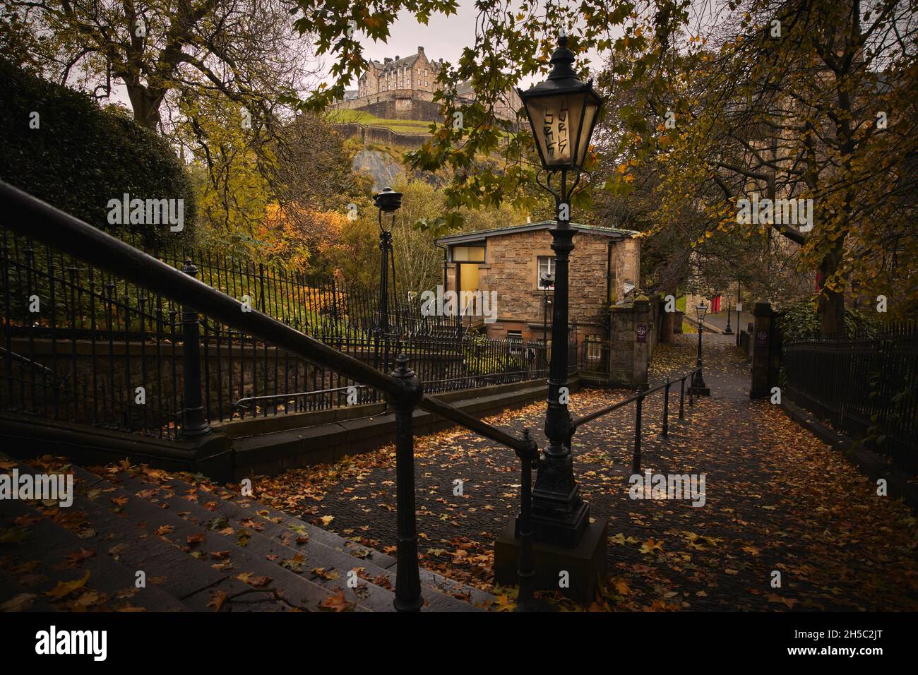 Edinburgh Castle von der Treppe hinunter zum St. Cuthbert's Parish Church Hof, Kirk neben den Princes Street Gardens. Herbstzeit. Stockfoto