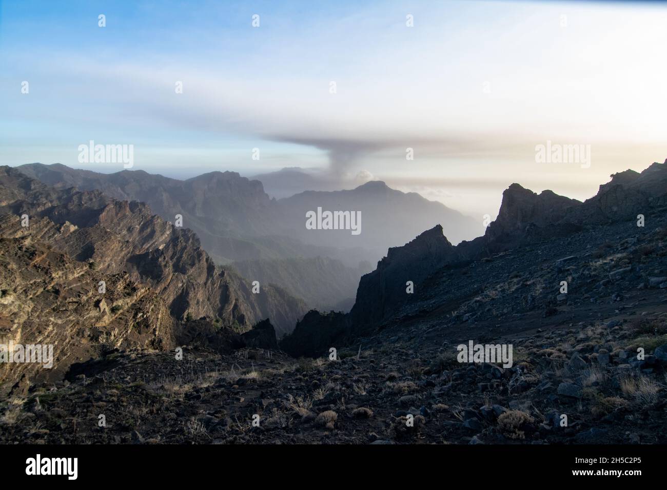 Aschewolke des Vulkans Cumbre Vieja in La Palma von der Caldera de Taburiente aus gesehen Stockfoto