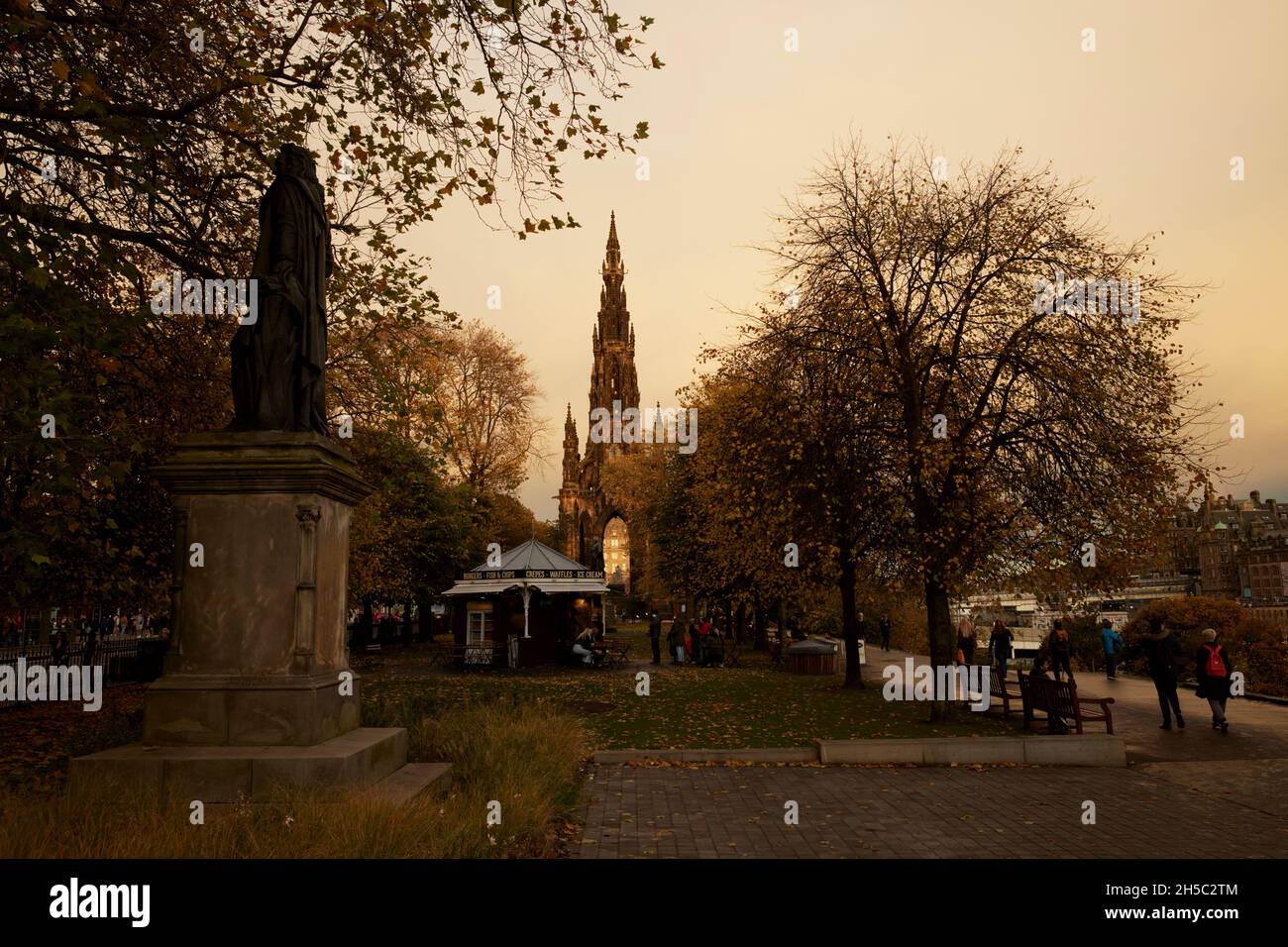 The Scott Monument in Princess Street Gardens, Edinburgh, Schottland Herbstzeit Stockfoto