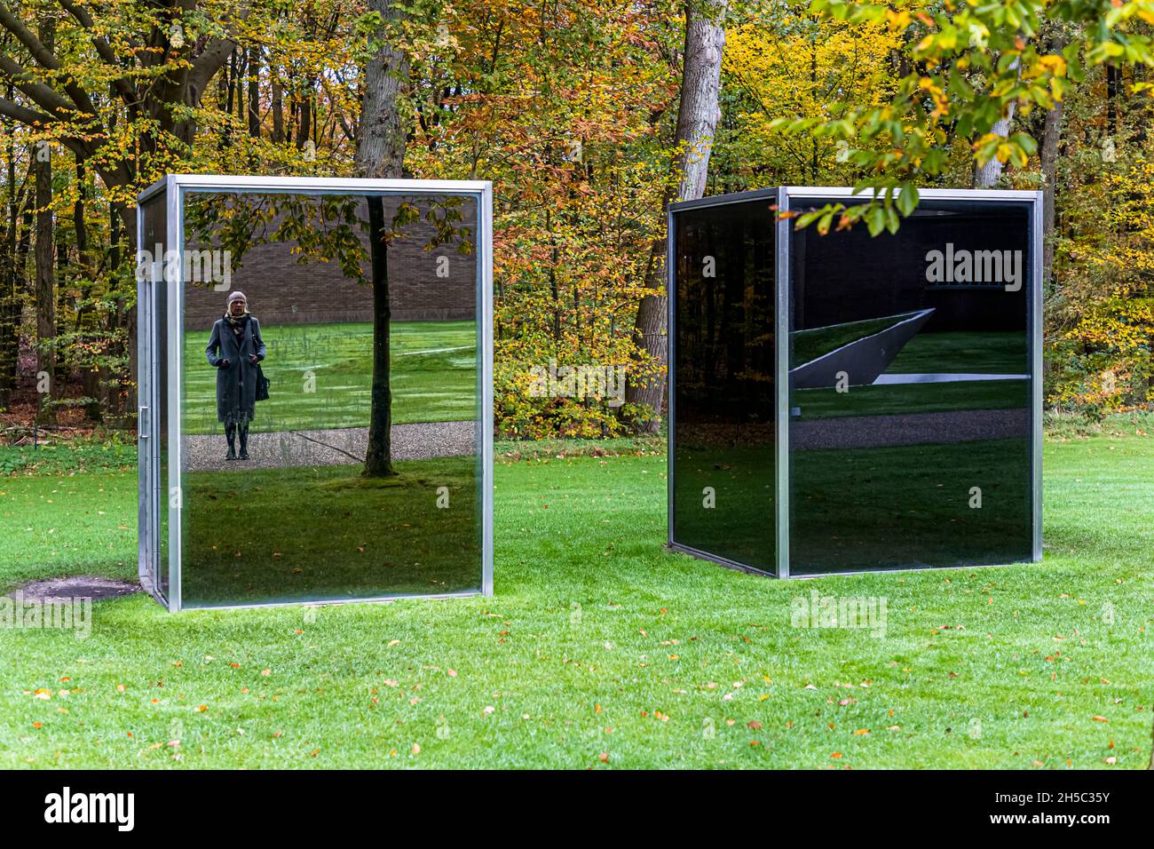 Zwei benachbarte Pavillons (1978/2001) von Dan Graham im Kröller-Müller Museum in Otterlo, Niederlande Stockfoto