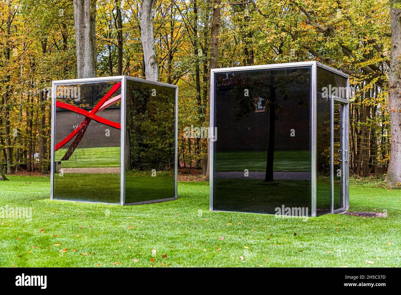 Zwei benachbarte Pavillons (1978/2001) von Dan Graham im Kröller-Müller Museum in Otterlo, Niederlande Stockfoto