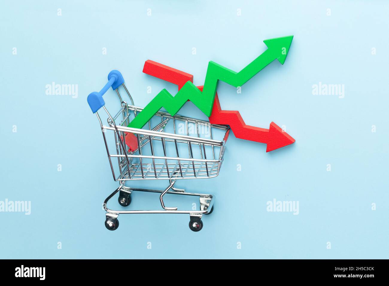 Warenkorb und grüner Pfeil nach oben und rot nach unten. Börsenhandel. Stockfoto