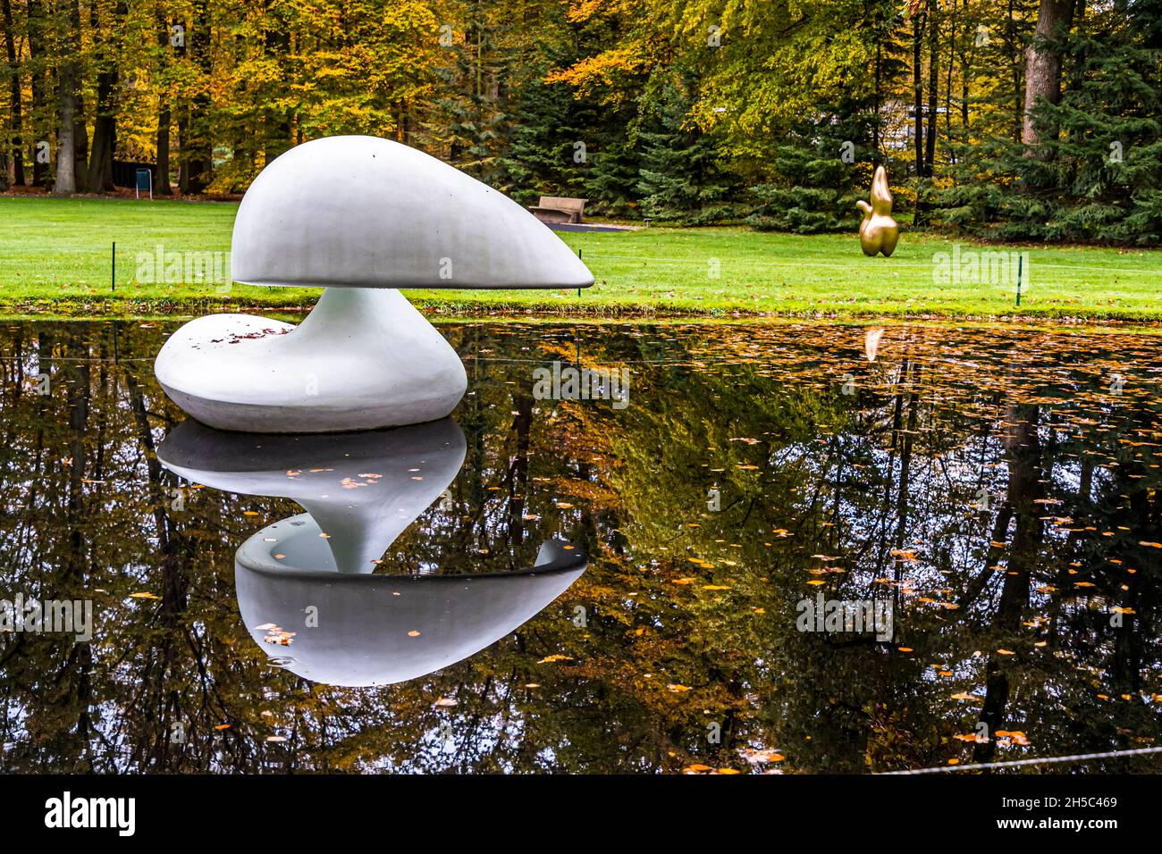 Skulpturengarten hinter dem Kröller-Müller Museum in Otterlo