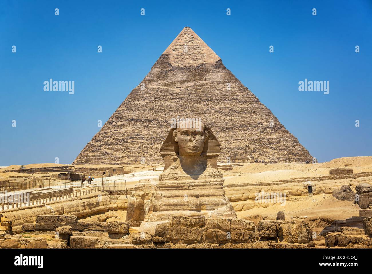 Blick auf die große Sphinx und die zweite Pyramide im Gizeh Pyramidenkomplex in Ägypten Stockfoto