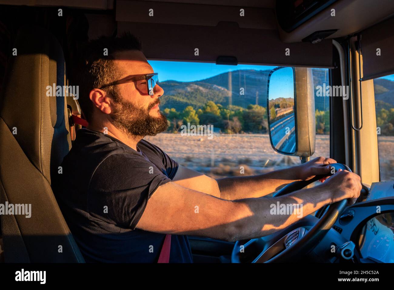 Schwerer Lkw-Fahrer glücklich, in der Lage sein, einen LKW zu fahren ...
