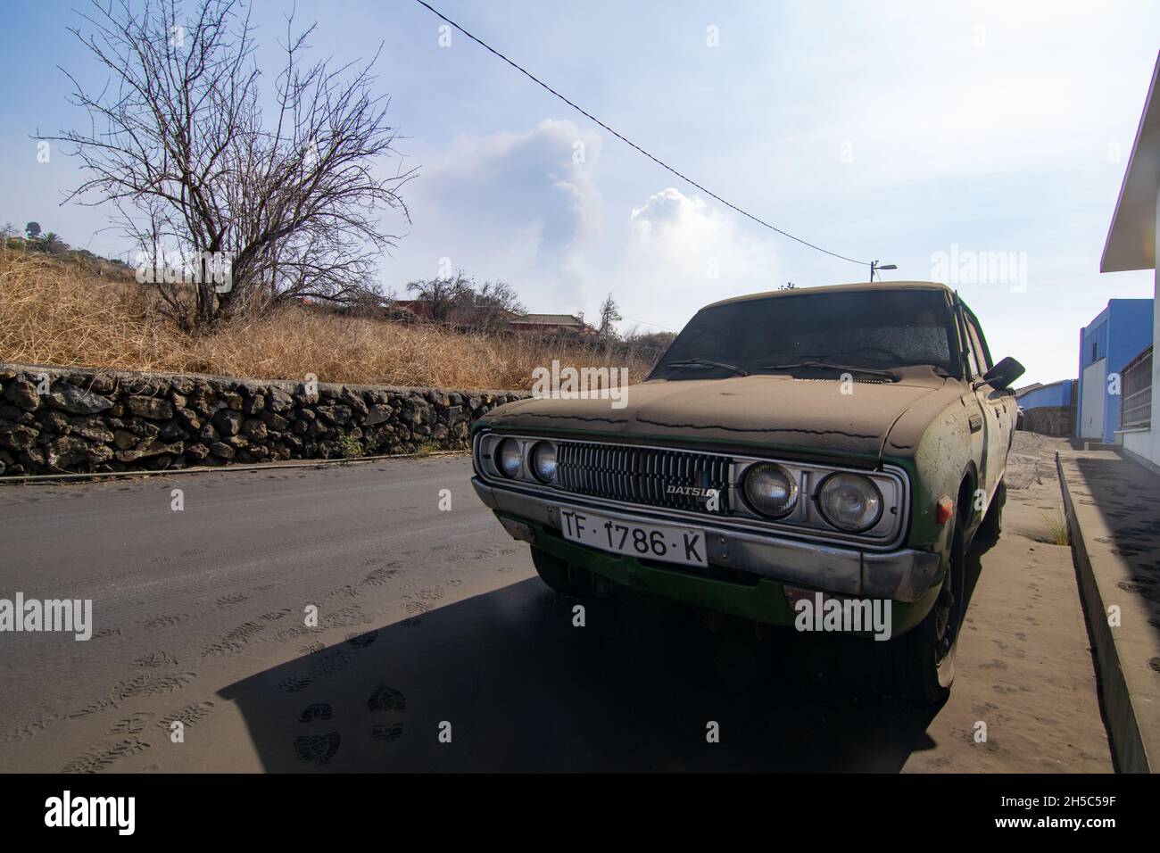 3. Oktober 2021, El Paso, Spanien: Ein Auto, das von Asche des Vulkanausbruchs von Cumbre Vieja bedeckt ist Stockfoto