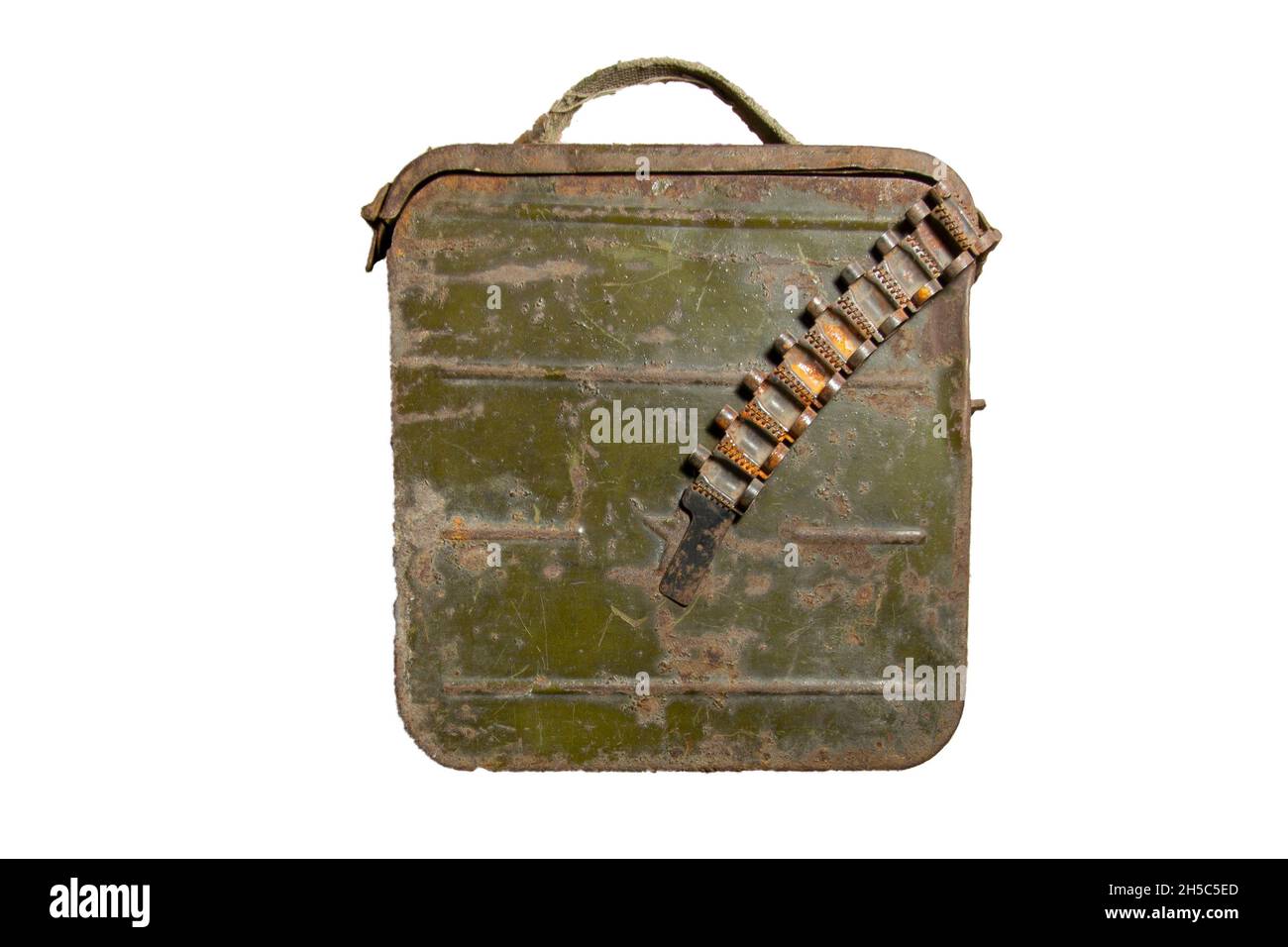 Alte Metall-Ammo-Box mit leerem Maschinengewehr Gürtel isoliert auf weißem Hintergrund. Stockfoto