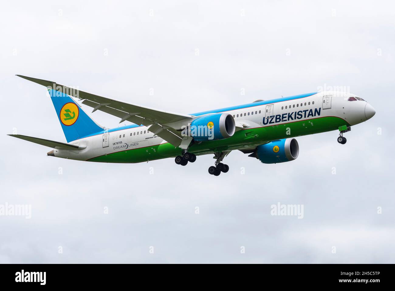 Uzbekistan Airways Boeing 787 Dreamliner Flugzeug Düsenflugzeug UK78705 auf dem Anflug auf den Flughafen London Heathrow, Großbritannien. Flaggenträger von Usbekistan Stockfoto