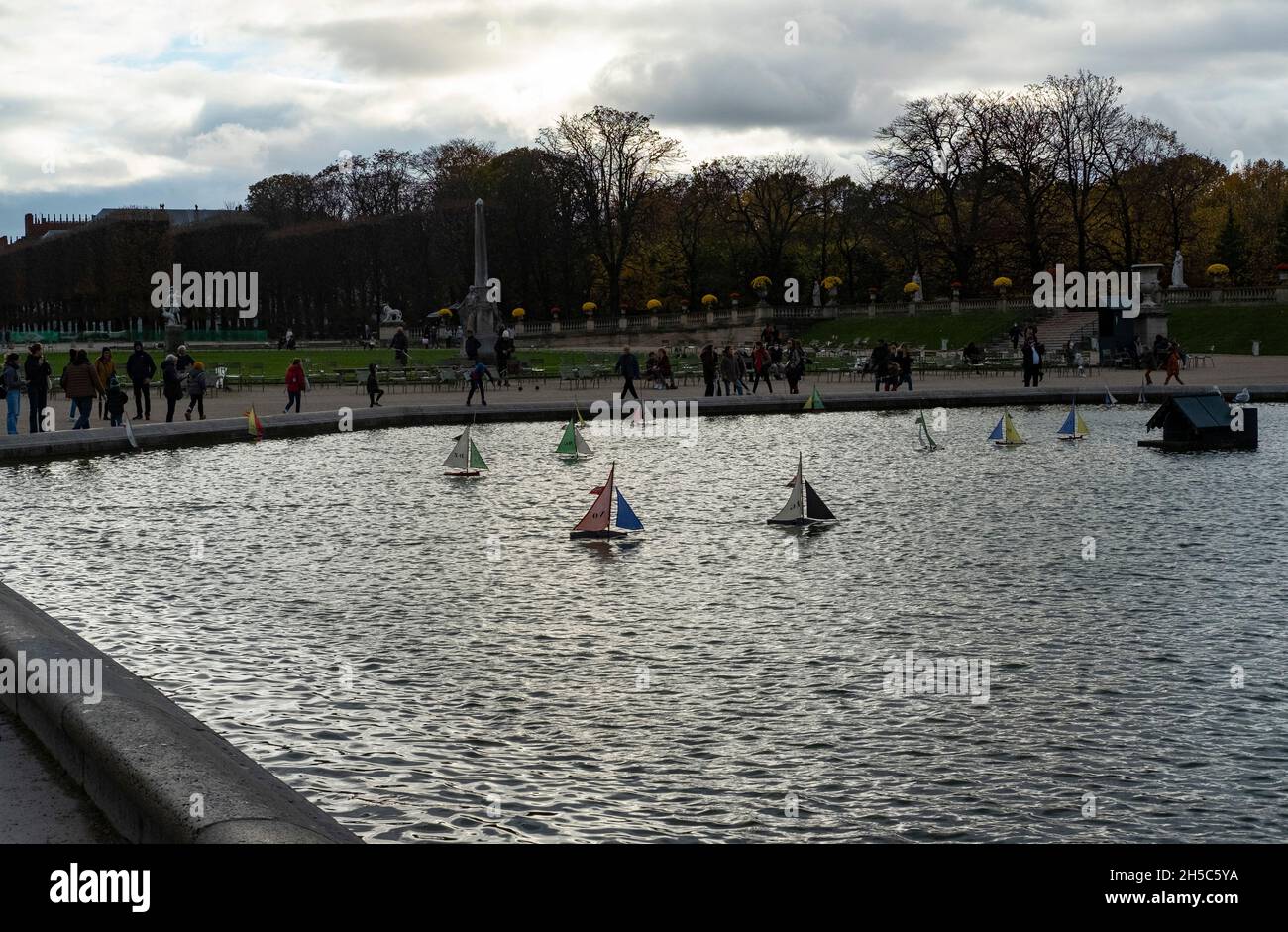 Spielzeug-Segelboote auf dem Bootsteich im Jardin du Luxembourg Garten im 6th. Arrondissement von Paris, Frankreich Stockfoto