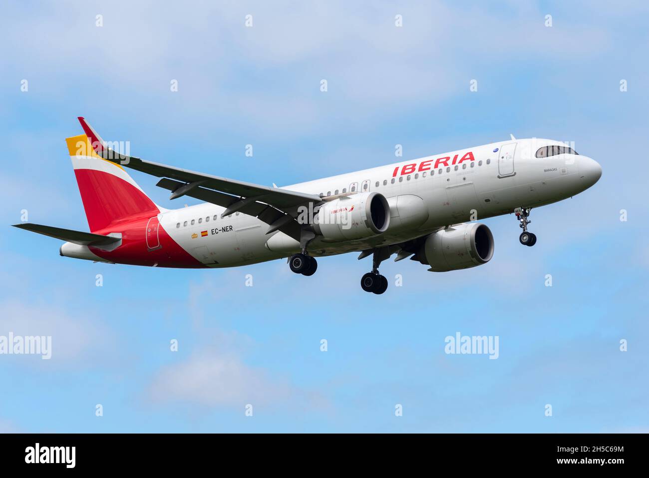 Iberia Airbus A320 NEO Airliner-Düsenflugzeug EC-NER auf dem Anflug auf den Flughafen London Heathrow, Großbritannien. Spanisch, Fluggesellschaft Líneas Aéreas de España Stockfoto