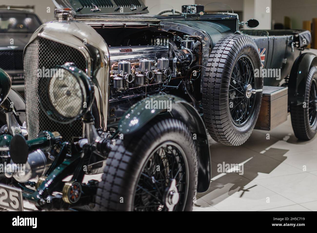 Klassischer Bentley in einem Showroom in Mayfair, London Stockfoto