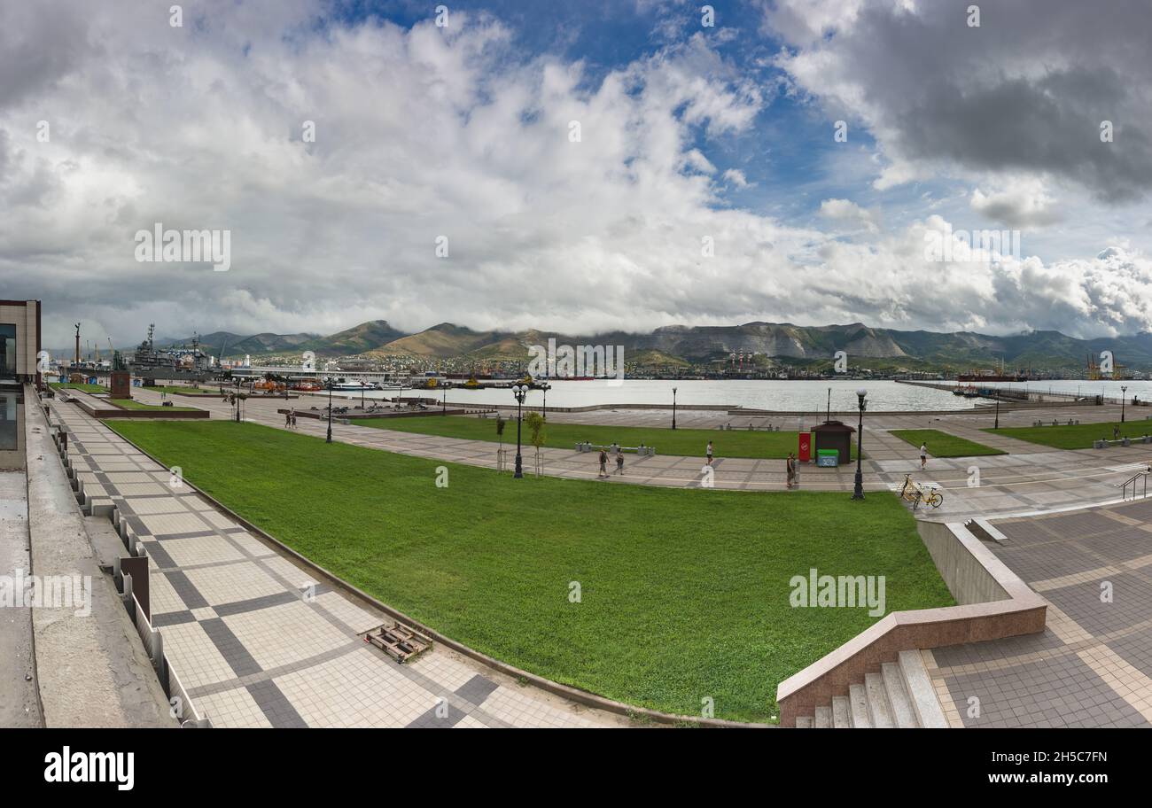 Noworossijsk, Russland, 13. August 2021: Panoramablick auf den Damm von General Serebryakov und den Seehafen. Südliche Stadt an einem bewölkten Sommermorni Stockfoto