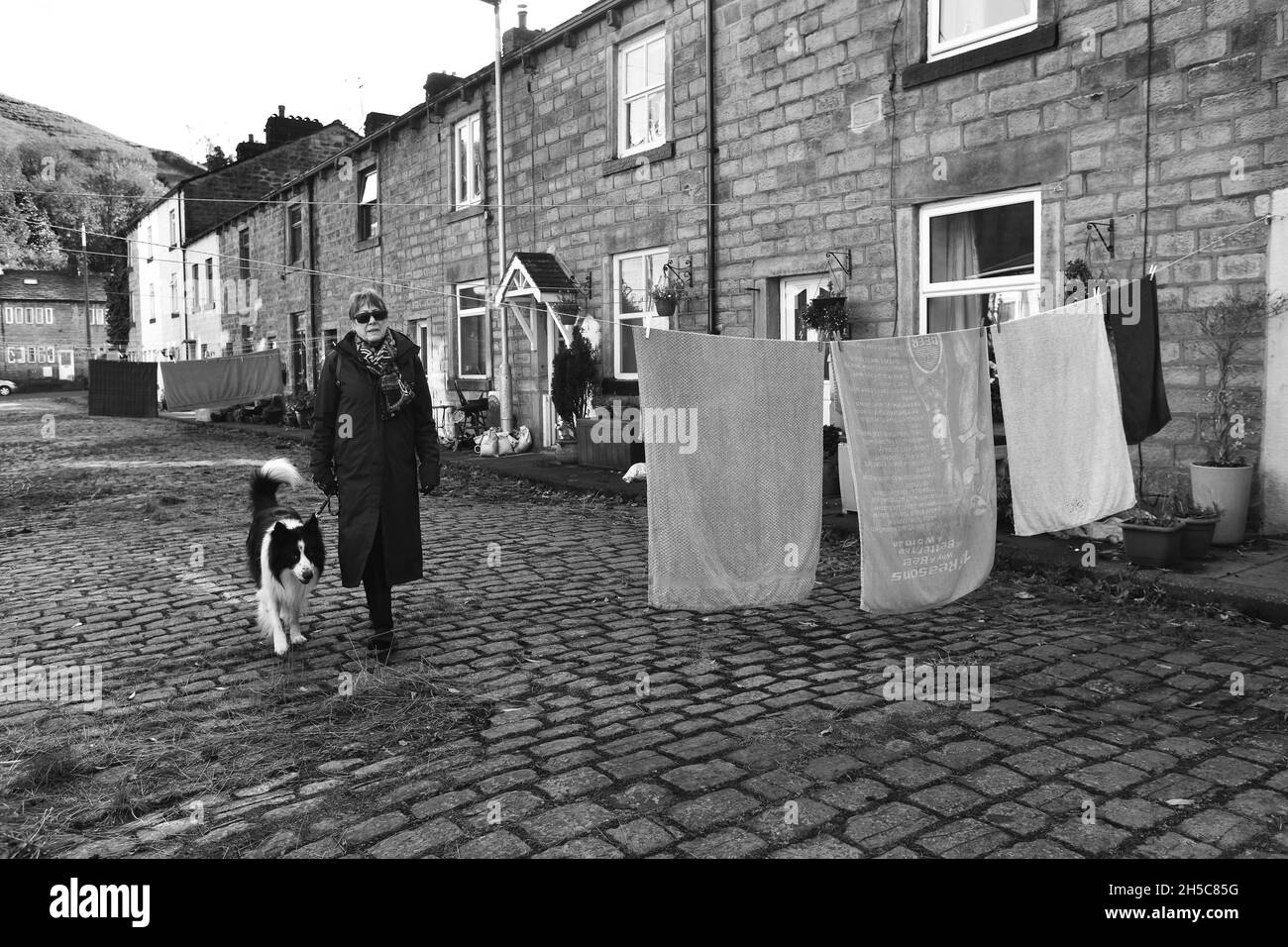 Waschen auf der anderen Straßenseite in Market Street, Todmorden, West Yorkshire, Großbritannien Stockfoto