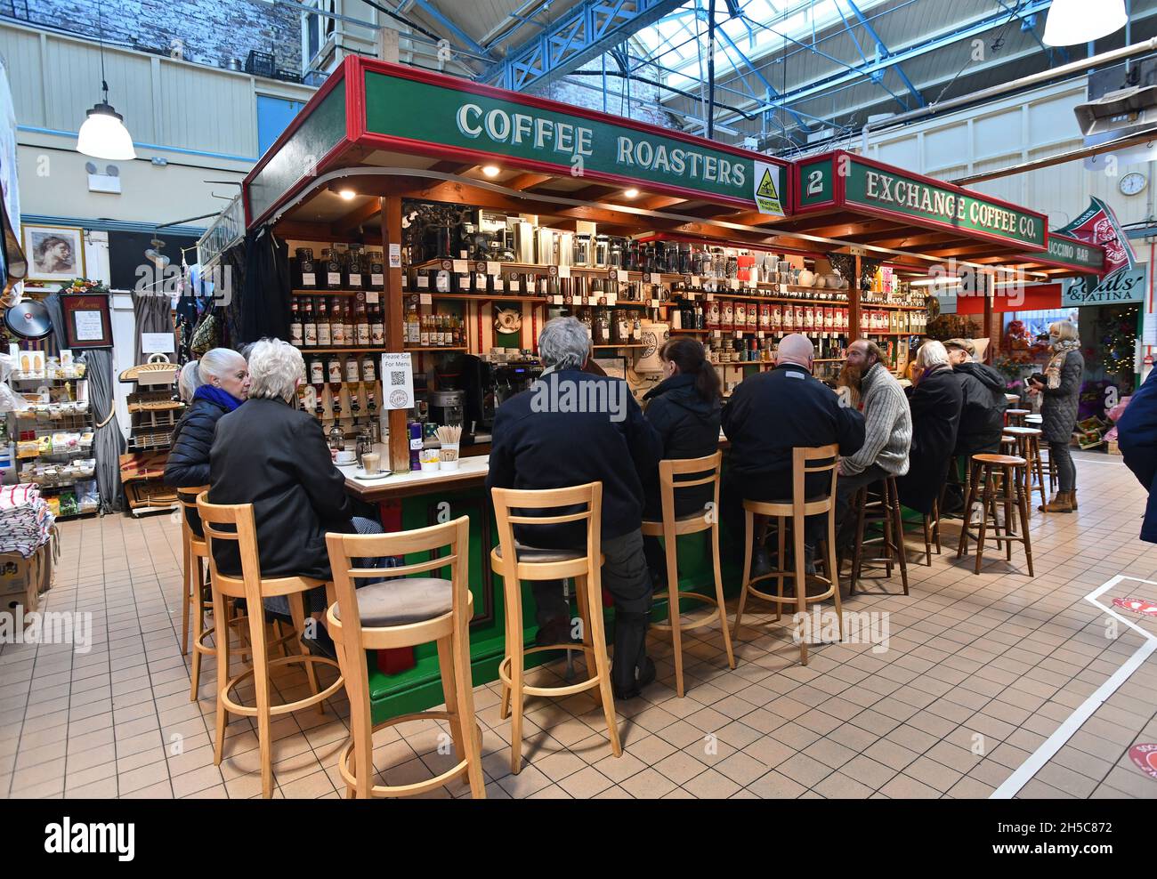 Café mit Kaffeehaus auf dem Hallenmarkt in Todmorden, Yorkshire, Großbritannien, Großbritannien Stockfoto