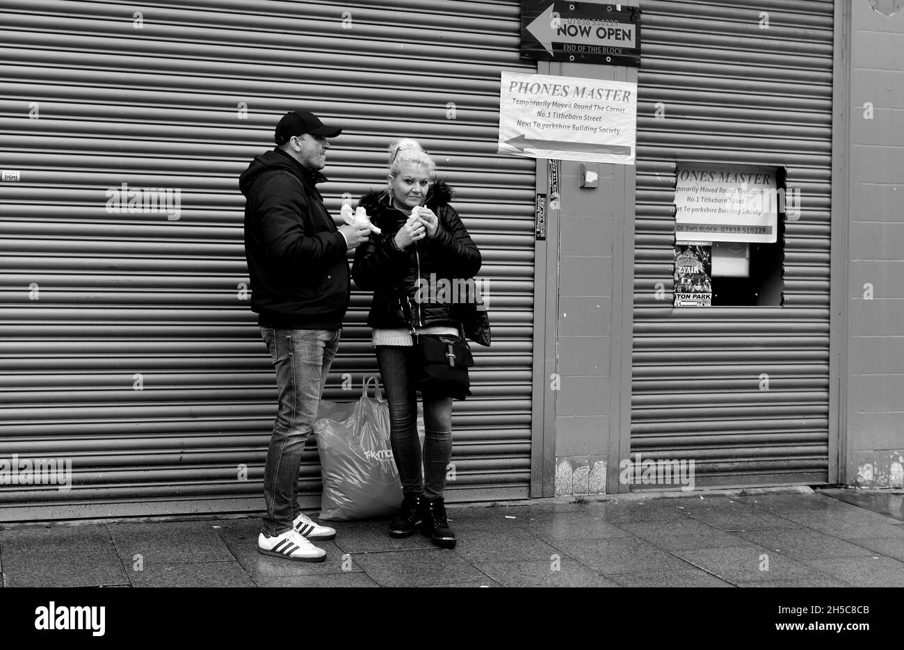 Bury, Lancashire, Großbritannien, Großbritannien, essen ein Paar im Stadtzentrum Stockfoto