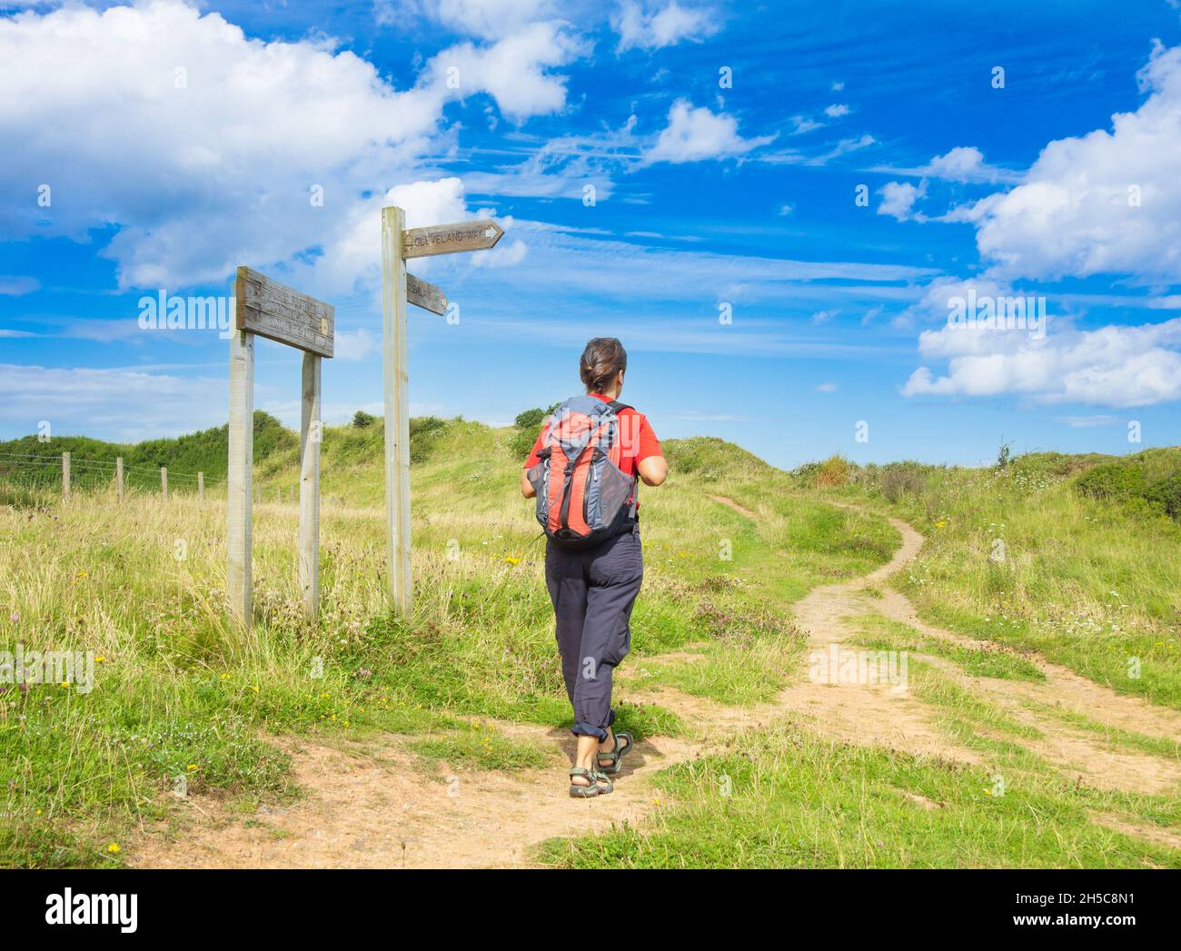 Wanderfrau auf dem Küstenwanderweg des Cleveland Way in der Nähe von Skinningrove, North Yorkshire, England. VEREINIGTES KÖNIGREICH Stockfoto