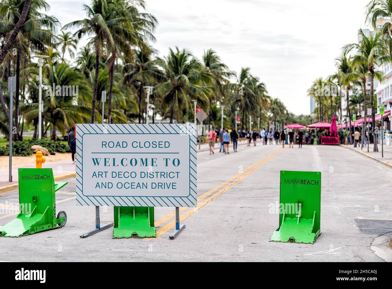 Miami Beach, USA - 17. Januar 2021: South Beach berühmte Ocean Drive Road Straße mit Menschen und Schild im Winter für Straße geschlossen Willkommen im Art Deco DIS Stockfoto