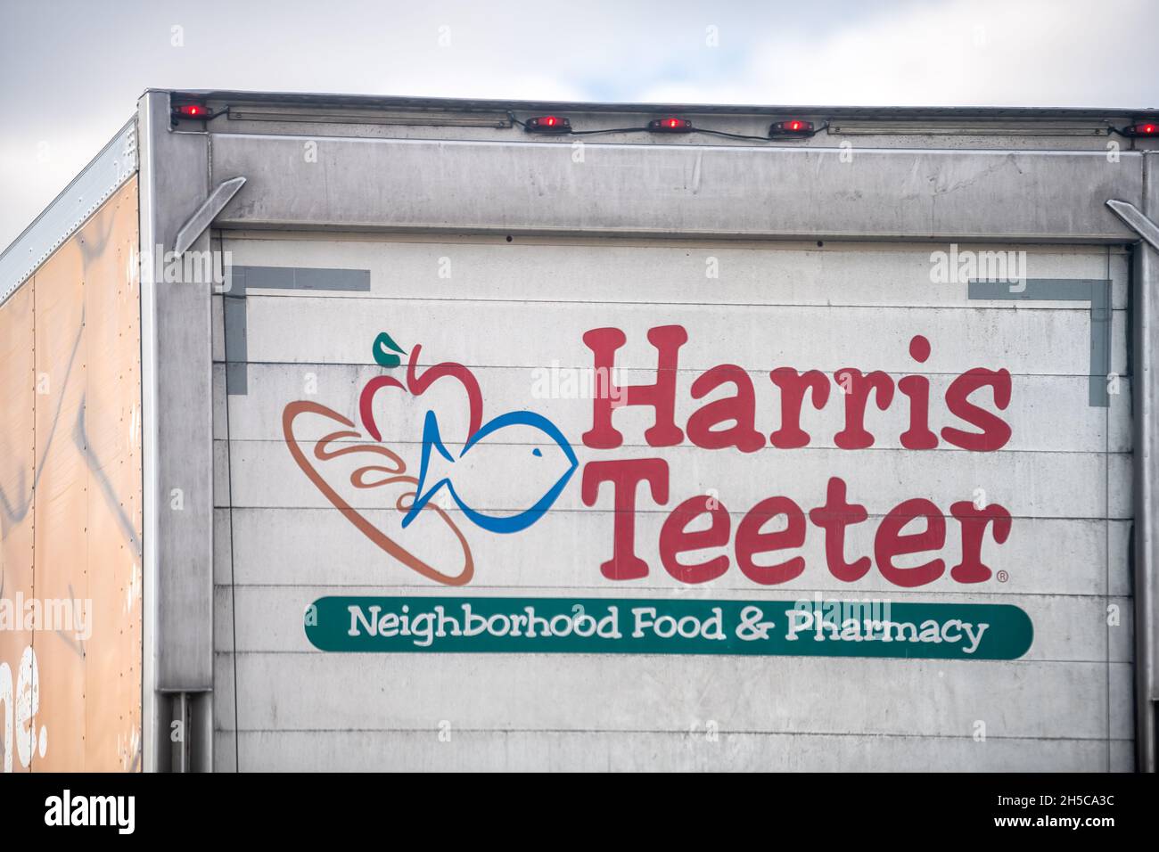 Greensboro, USA - 7. Januar 2021: Highway Interstate 85 Straße in North Carolina und LKW-Lieferfahrzeug für Harris Teeter mit Logo-Nahaufnahme Stockfoto