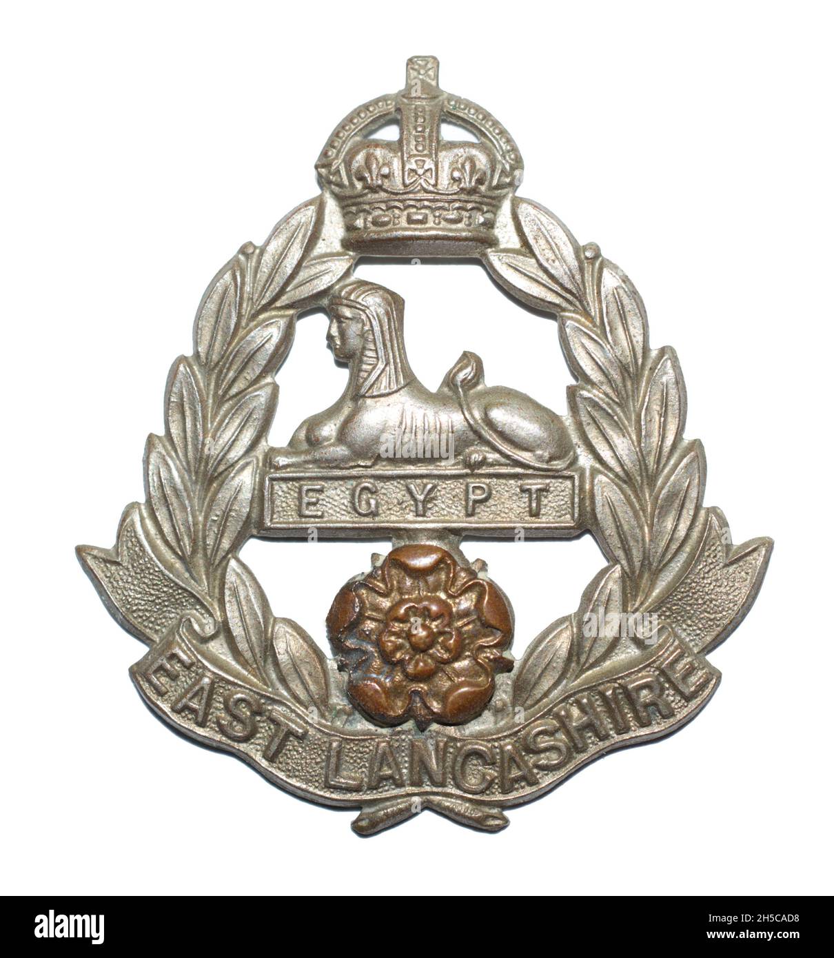Das Cap-Abzeichen des East Lancashire Regiment, ausgestellt zwischen 1901 und 1958. Das Regiment sah aktiven Dienst in beiden Weltkriegen. Stockfoto